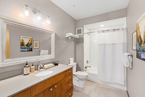 Bathroom - Icicle Village Winter Wonderland. Pool (Leavenworth)