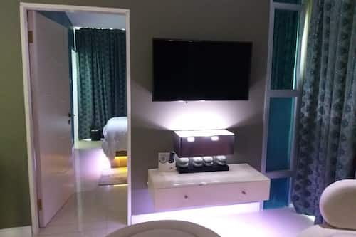 40-inch Smart TV with digital channels, streaming services