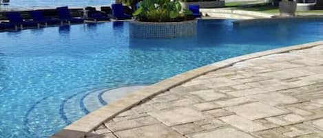 Piscine extérieure, parasols de plage, chaises longues