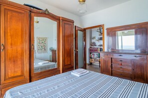 2 bedrooms, desk, iron/ironing board, Internet