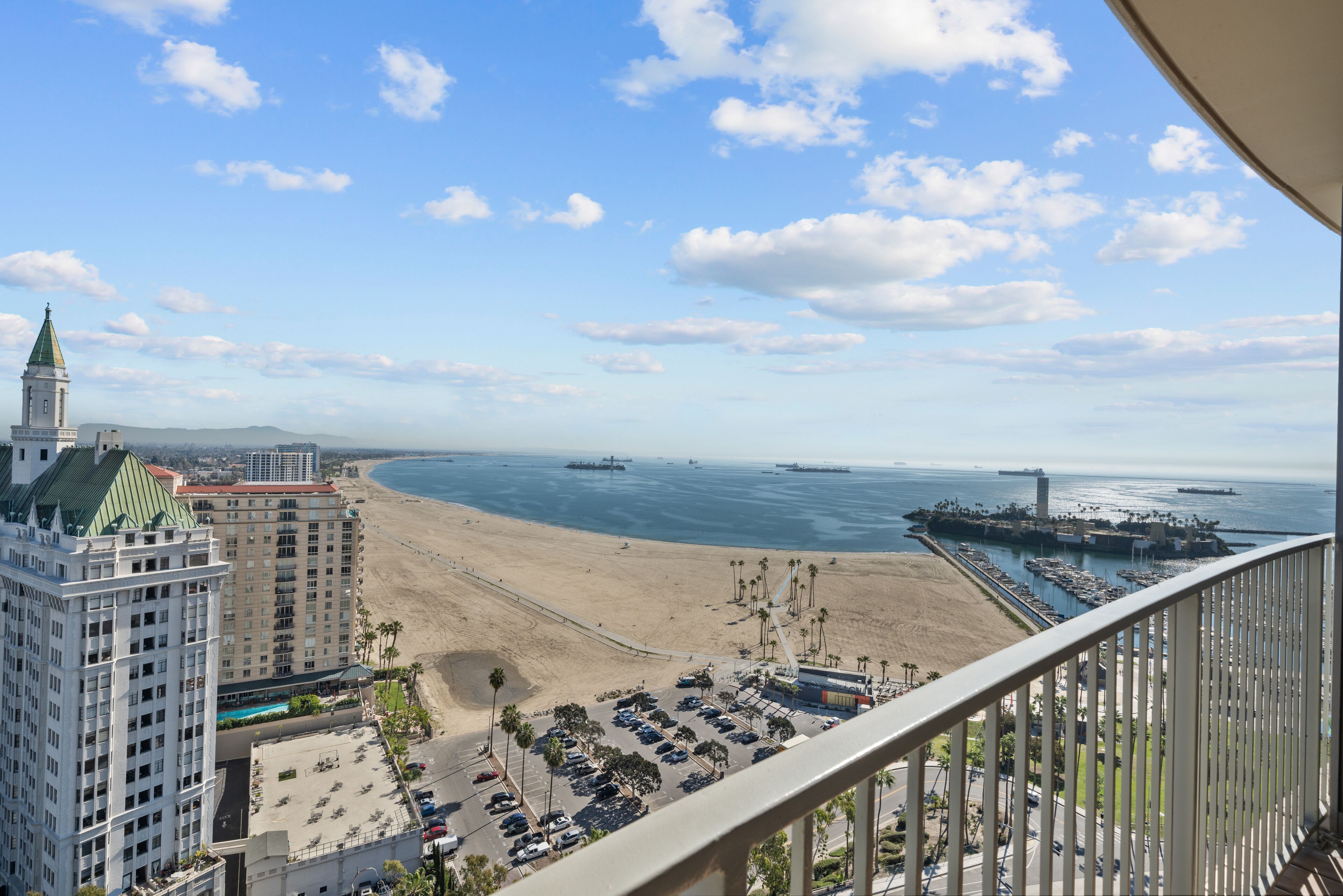Breathtaking Panoramic Ocean and City Views 3 bed 2 bath & Balcony 