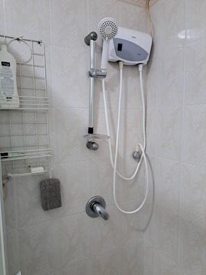 Haartrockner, Handtücher, Toilettenpapier