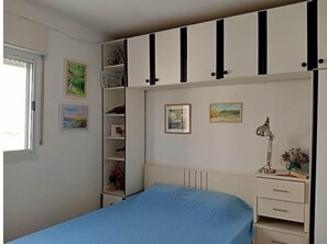 2 chambres, bureau, fer et planche à repasser