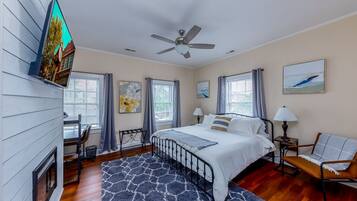 3 bedrooms, desk, iron/ironing board, free WiFi