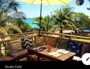 Outdoor dining - Cheekz Loft (Nassau)
