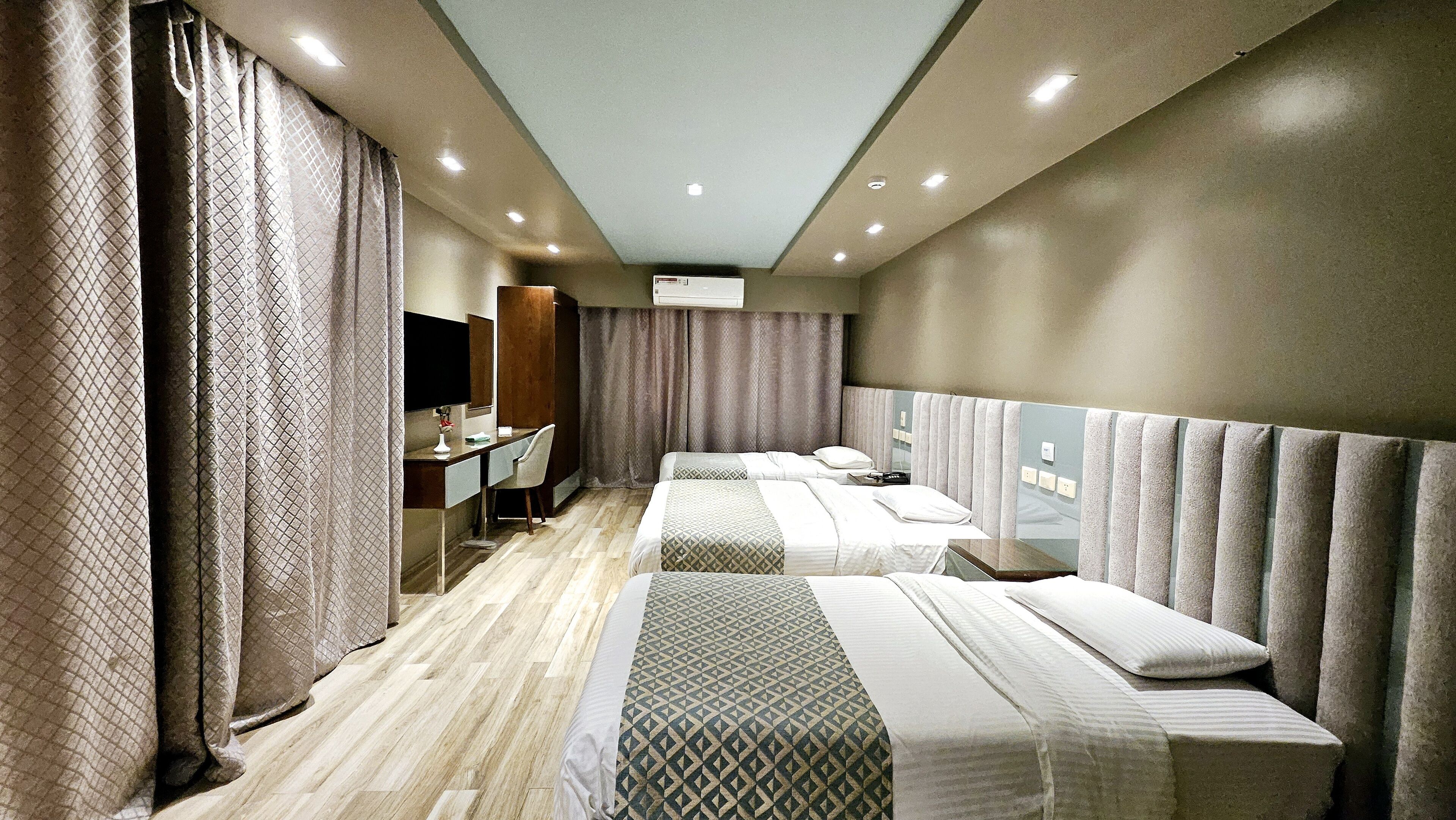 办公桌、免费 WiFi