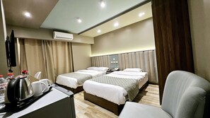 Double Room with Side River View | 办公桌、免费 WiFi