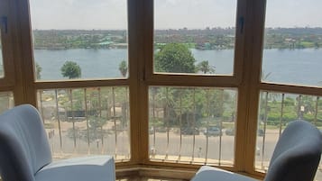 Triple Room with River View | Escritorio y wifi gratis