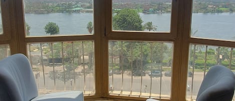 Triple Room with River View | Skrivbord och gratis wi-fi