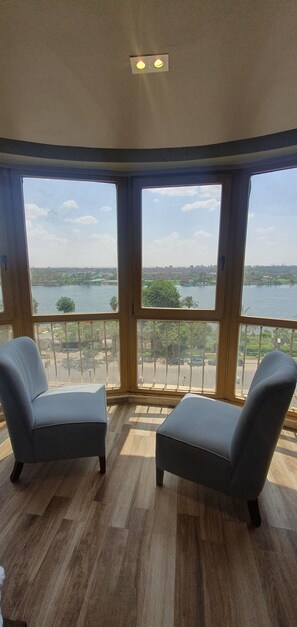 Triple Room with River View | Escritorio y wifi gratis 