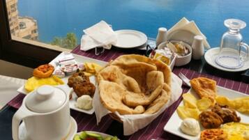 Ilmainen päivittäinen mannermainen aamiainen