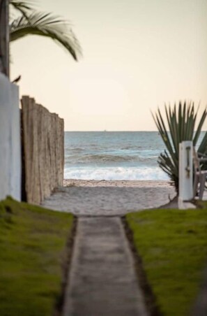 Sun-loungers, beach towels - Pichis on the beach (La Paz)