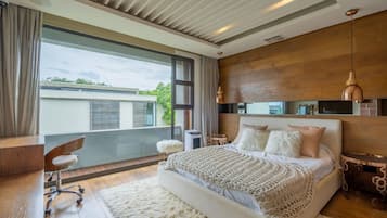 5 bedrooms, iron/ironing board, WiFi, bed sheets