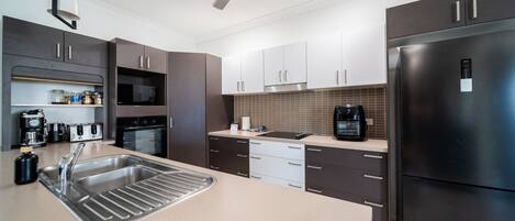 Réfrigérateur, micro-ondes, four, plaque de cuisson