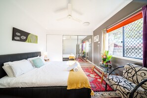 4 bedrooms, iron/ironing board, WiFi, bed sheets