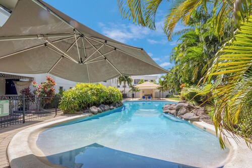 Sir Leslie By The Harbour