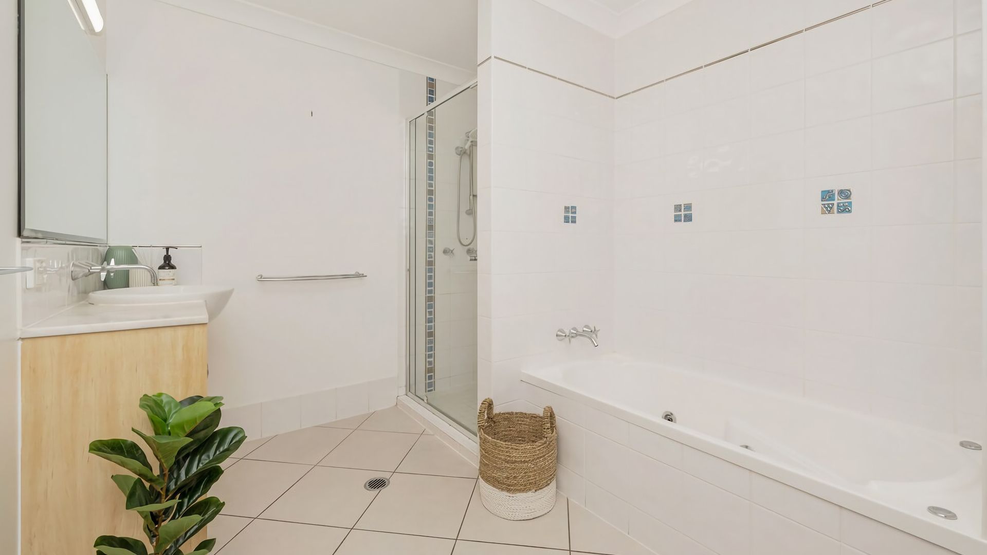 Ein modernes Badezimmer mit Dusche, Waschbecken und Badewanne.
