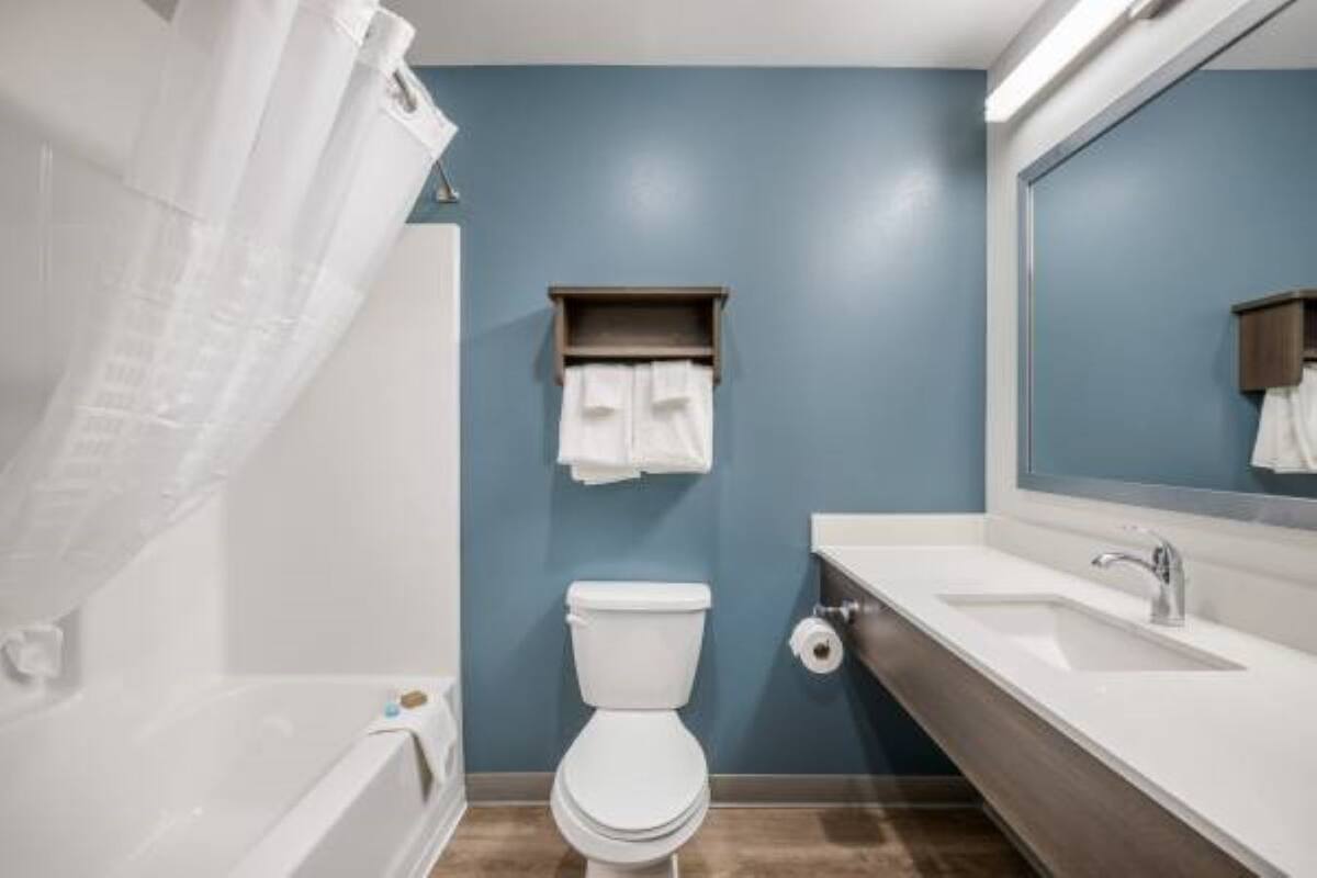 Ein Badezimmer mit Toilette, Waschbecken und Dusche.
