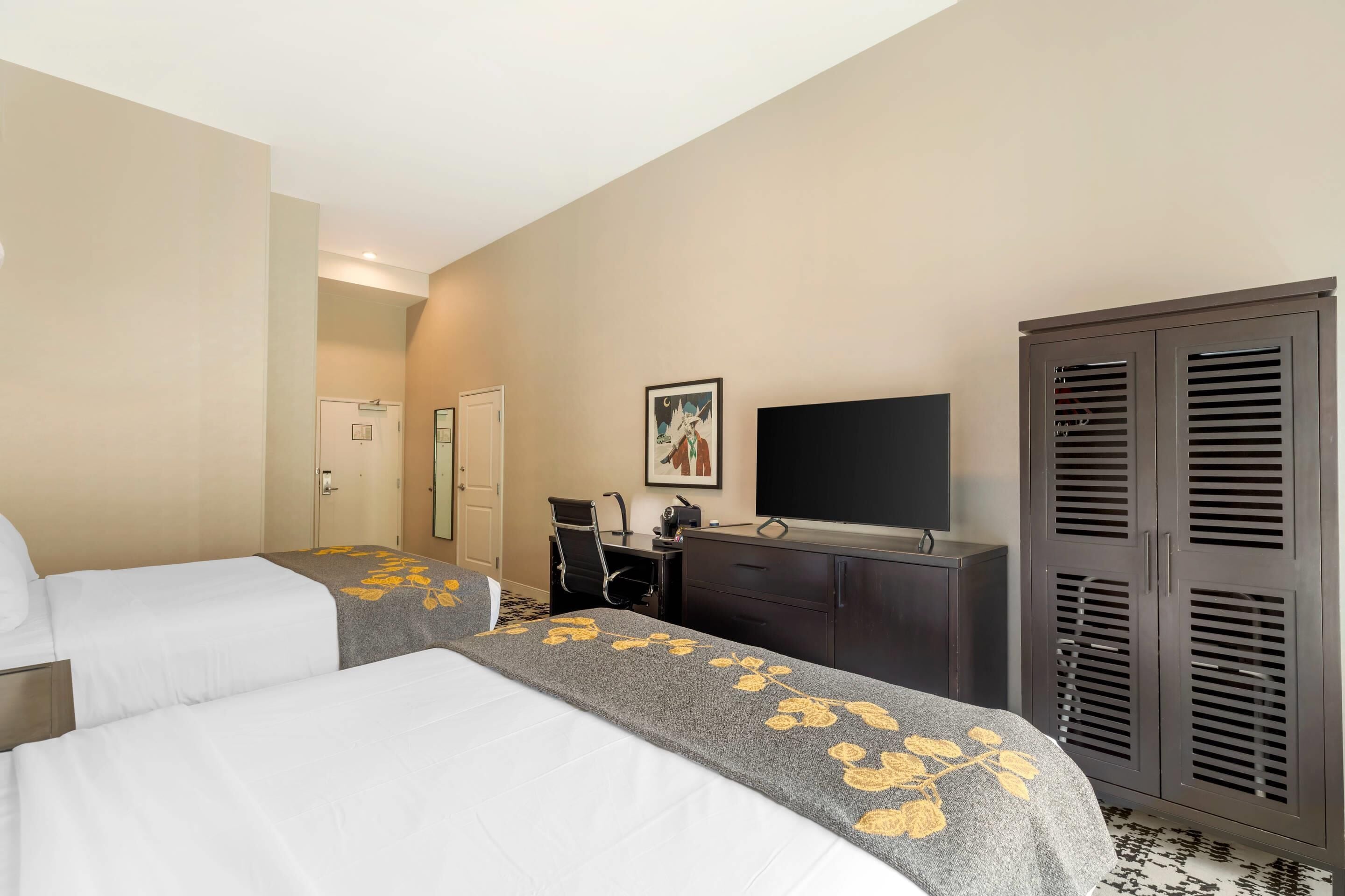 Rum - 2 queensize-sängar - tillgänglighetsanpassat - icke-rökare | Sängtillbehör av högsta kvalitet och memory foam-madrasser