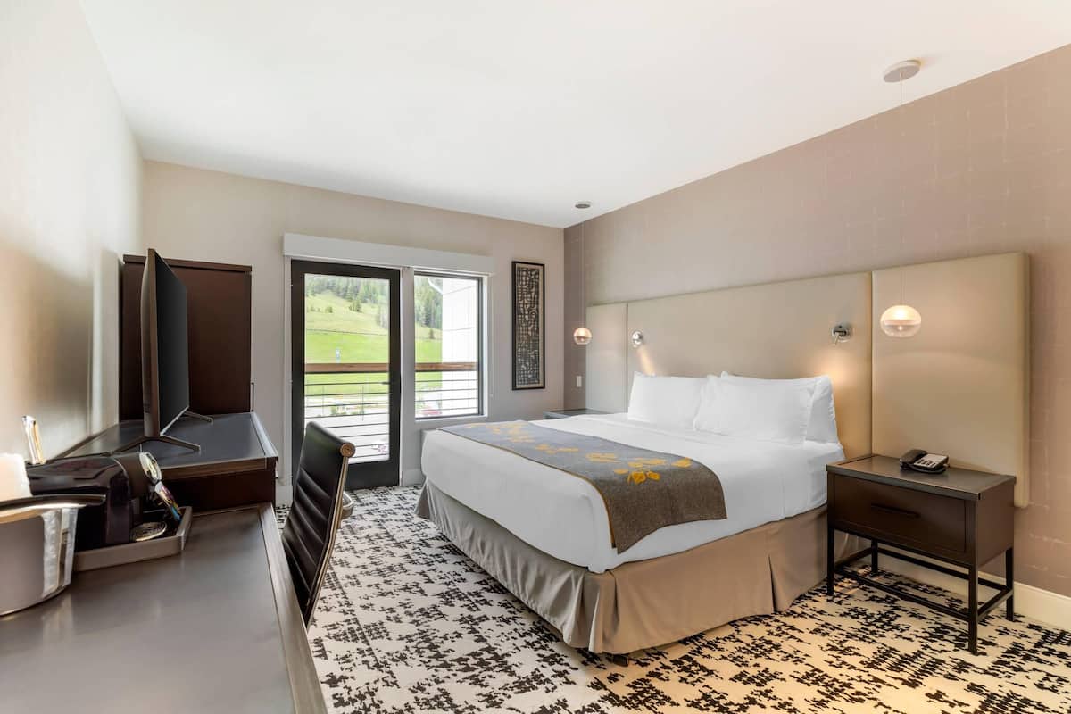 Standard Room, 1 King Bed, Non Smoking | 2 bedrooms, premium bedding, memory foam beds, individually decorated
