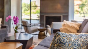 Una sala de estar moderna con sofá, mesa de centro y chimenea.