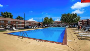 Una piscina al aire libre de temporada