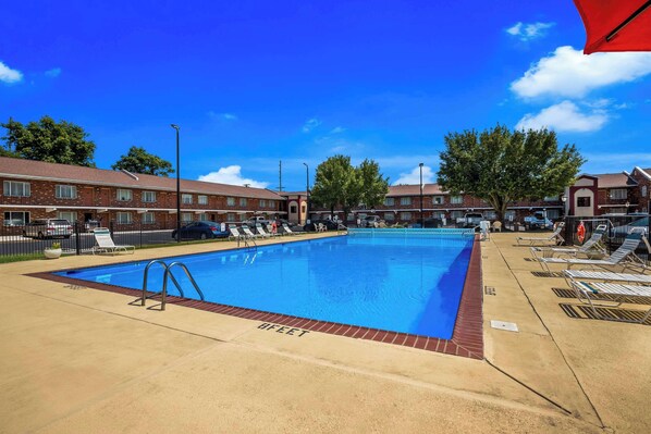 Una piscina al aire libre de temporada