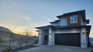 Exterior - An Oasis Vacation (Kelowna)