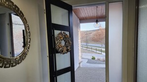 Interior - An Oasis Vacation (Kelowna)