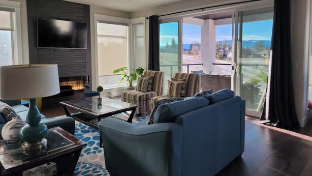Living area - An Oasis Vacation (Kelowna)