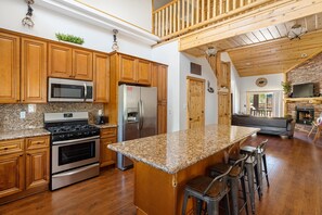 冷蔵庫、電子レンジ、オーブン、コンロ