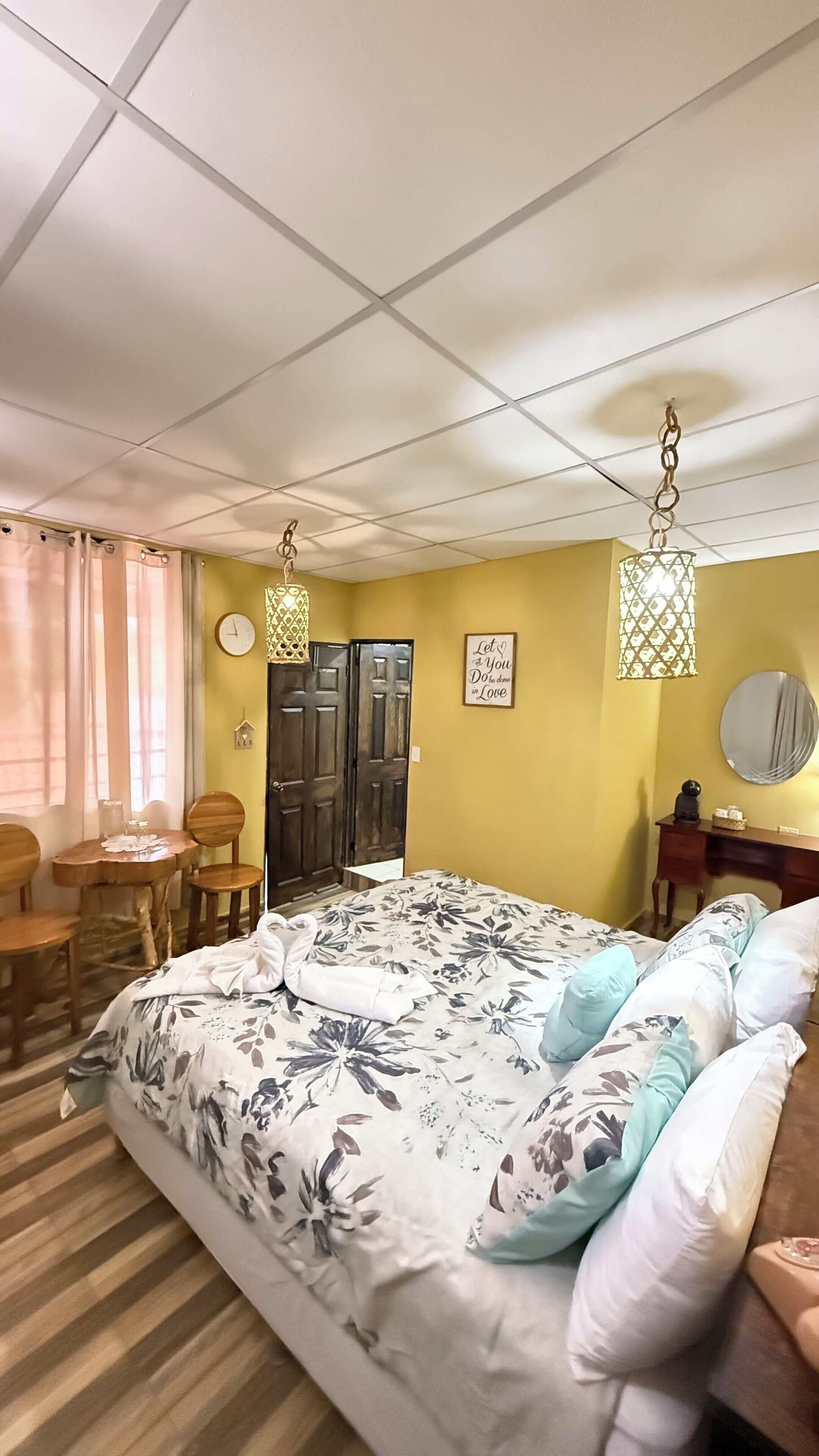 Suite Deluxe, vista a la montaña | Ropa de cama de alta calidad, edredón, wifi gratis y ropa de cama 