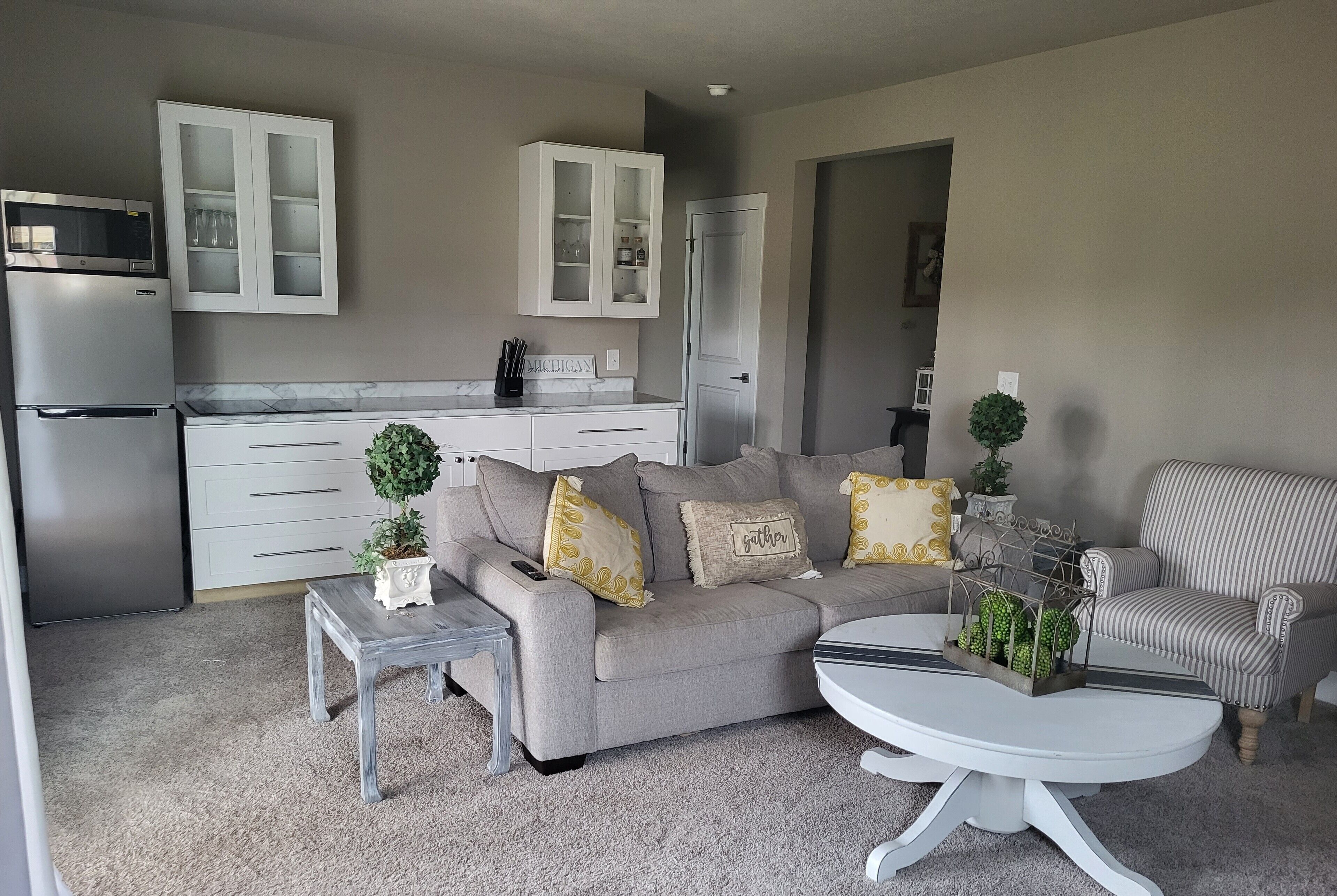 Charming two-bedroom one bathroom getaway unit with a private lake.