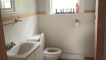 Haartrockner, Handtücher, Seife, Shampoo