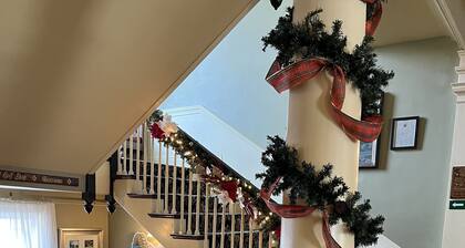 Spacious studio in Bethel Inn with heated pool