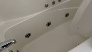 Baignoire Ă jets, sĂšche-cheveux, serviettes fournies, savon