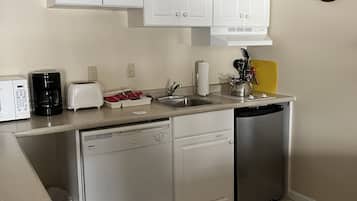 Réfrigérateur, micro-ondes, plaque de cuisson, bouilloire électrique