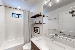 Combined shower/tub, hair dryer, towels