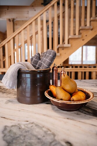 Secluded Luxury Cabin with Hot Tub, 10 mins from Cobourg Beach