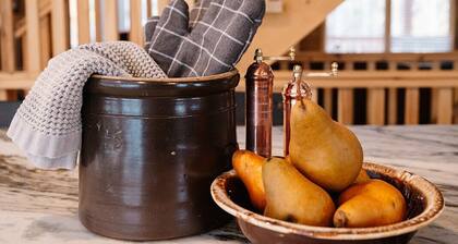 Secluded Luxury Cabin with Hot Tub, 10 mins from Cobourg Beach