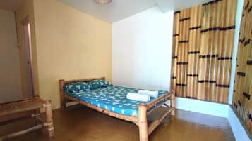 Quarto básico, vista para o jardim | Individualmente decorados, escrivaninha