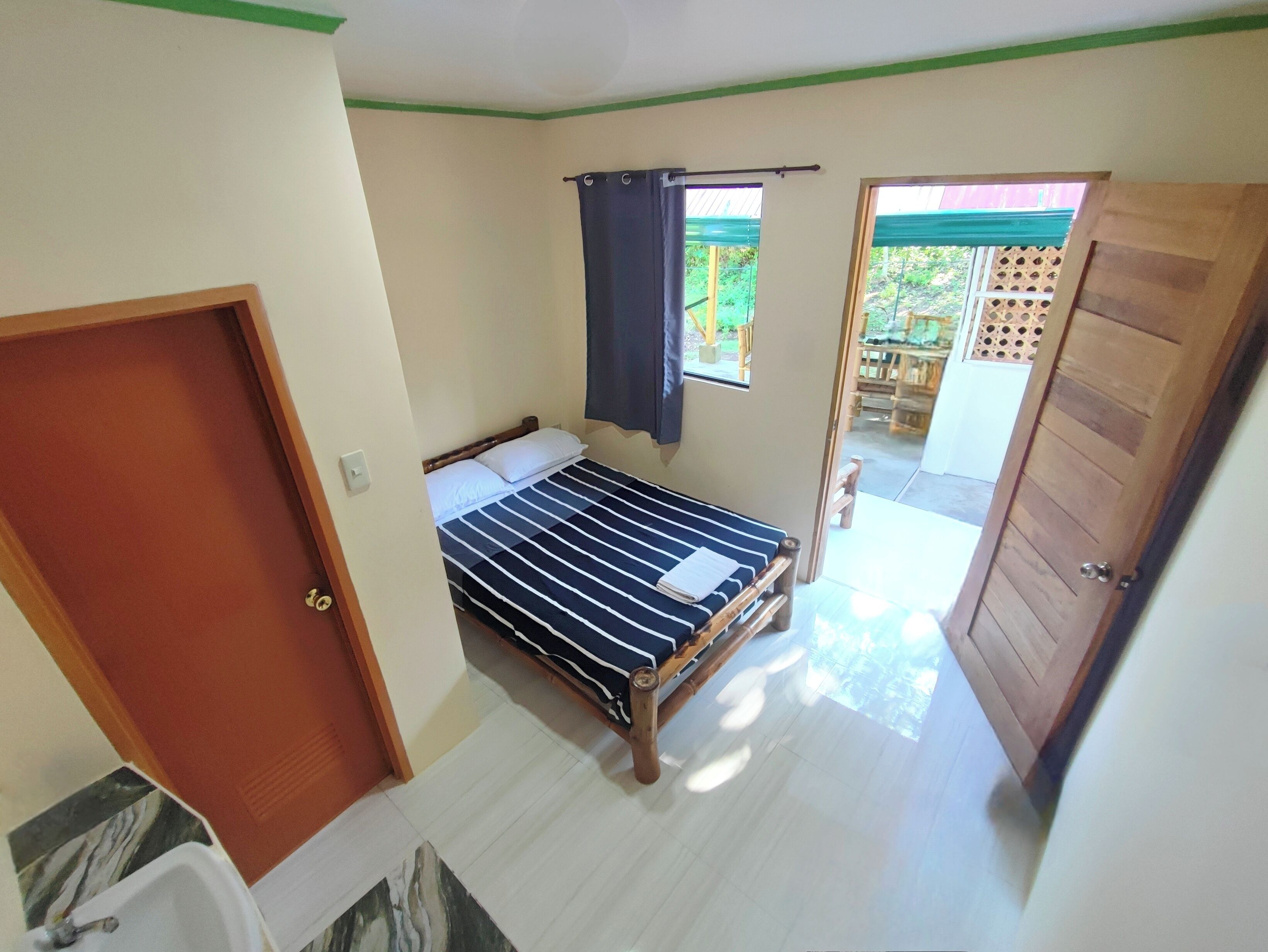 Habitación estándar, aire acondicionado | Decoración personalizada, escritorio y espacio para trabajar con laptop 