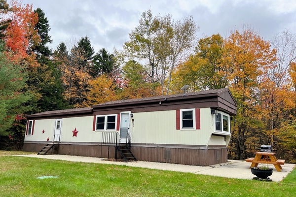 Set against the stunning backdrop of Cherry Mountain and the White Mountains National Forest, enjou the comforts this charming and well-kept mobile home