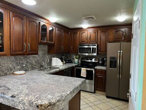 Refrigerador, microondas, horno y parrilla de estufa 