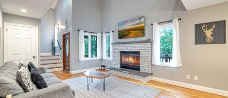 TV connectée, cheminée, baby-foot, chaîne hi-fi