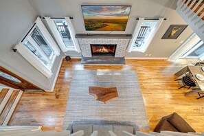 Smart TV, fireplace, table football, stereo - Cozy Chalet +Game Rm & Fireplace (East Stroudsburg)