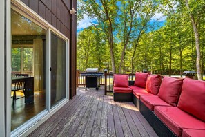 Outdoor dining - Cozy Chalet +Game Rm & Fireplace (East Stroudsburg)