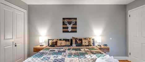 4 soverom, skrivebord, strykejern/-brett og reiseseng for barn