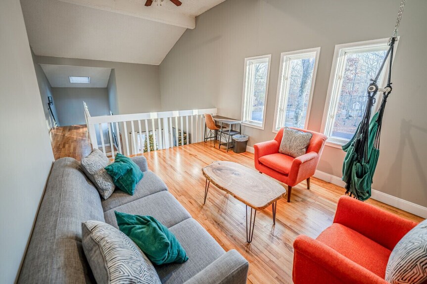 Cozy Chalet +Game Rm & Fireplace - Stroudsburg