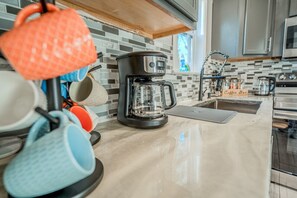 コーヒー / ティーメーカー、冷蔵庫、電子レンジ、オーブン